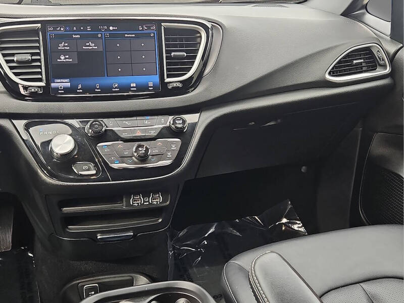 2025 Chrysler Pacifica Select
