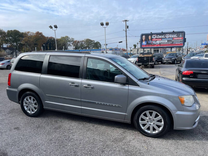 2013 Chrysler Town & Country Touring photo 4