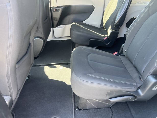 2022 Chrysler Voyager LX