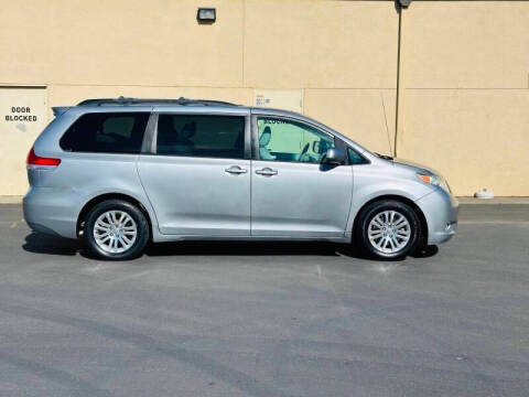 2012 Toyota Sienna XLE 7-Passenger Auto Access Seat