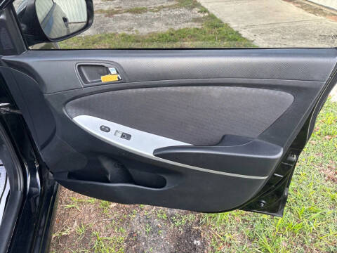 2013 Hyundai Accent SE