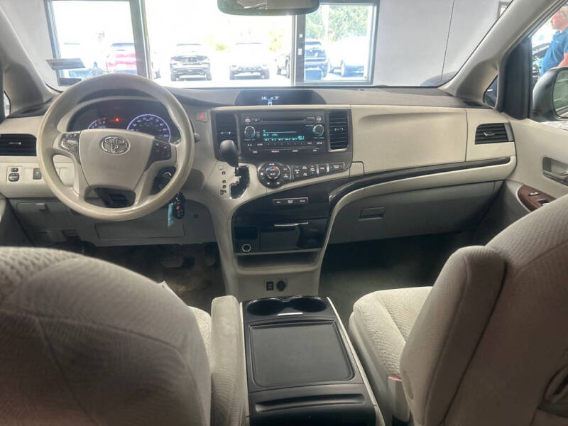 2014 Toyota Sienna LE 8-Passenger