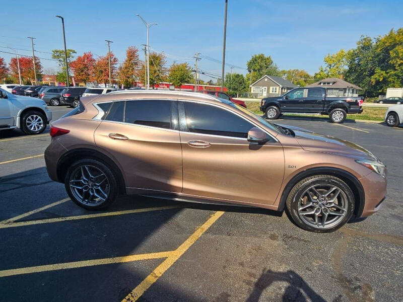 2017 INFINITI QX30 Premium photo 6