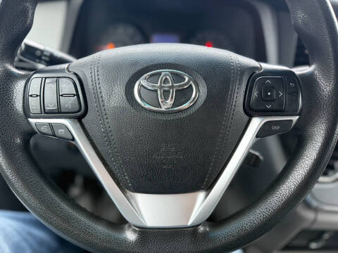 2017 Toyota Sienna LE 8-Passenger