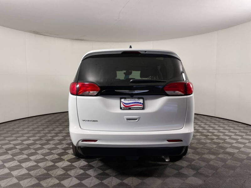 2024 Chrysler Voyager LX