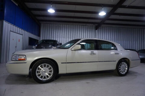 2007 Lincoln Town Car for sale at SOUTHWEST AUTO CENTER INC in Houston TX