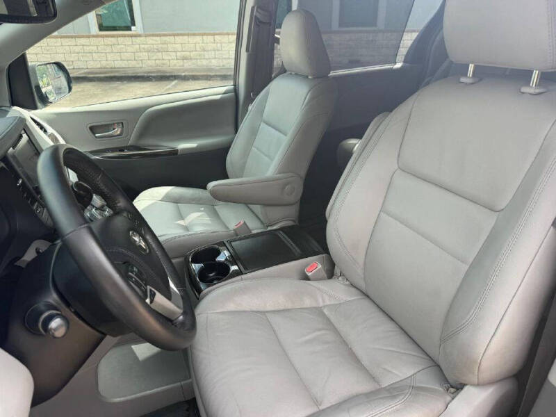 2017 Toyota Sienna XLE 8-Passenger