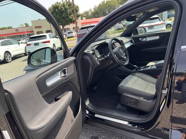 2025 Volvo XC40 B5 Core Bright Theme