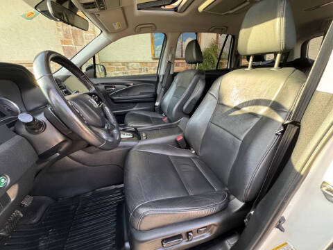2019 Honda Pilot Touring w/Rear Captain's Chairs