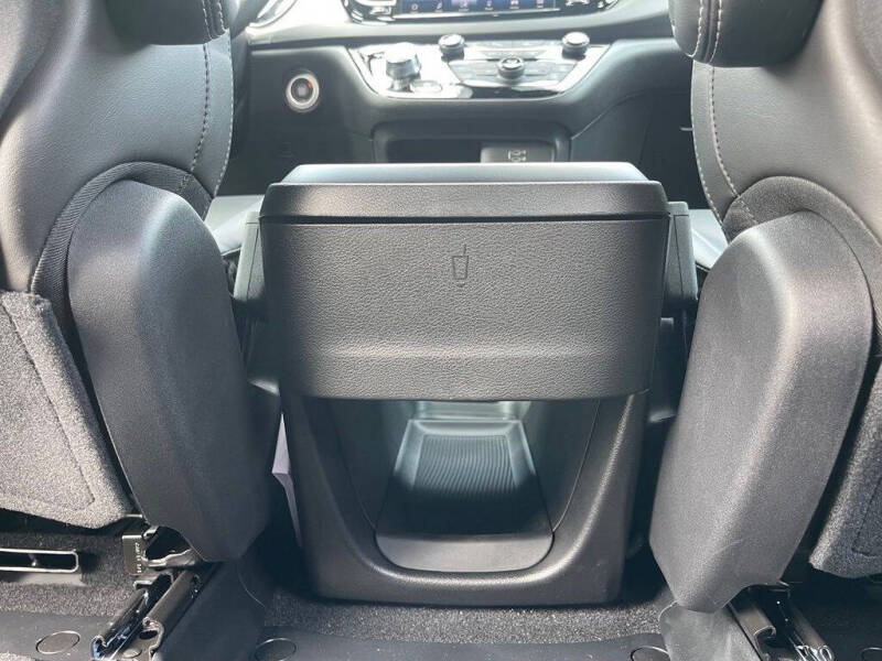 2027 Chrysler Pacifica LX