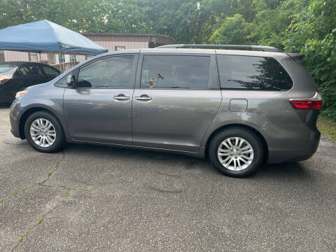 2017 Toyota Sienna XLE 7-Passenger Auto Access Seat