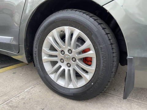 2011 Toyota Sienna XLE 7-Passenger Auto Access Seat