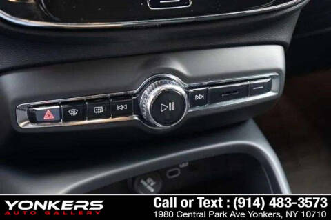 2023 Volvo XC40 B5 Ultimate Dark Theme