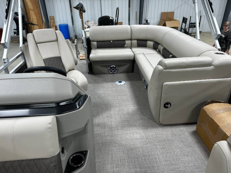 2025 Sun Tracker Party Barge 20 DLX