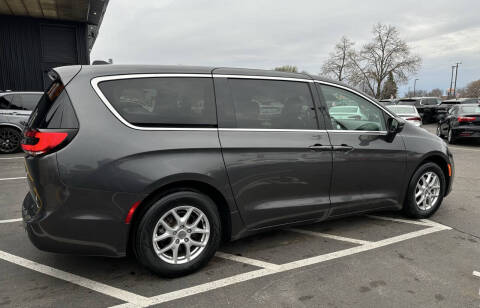 2023 Chrysler Pacifica Touring L