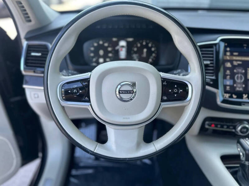 2017 Volvo XC90 T6 Momentum