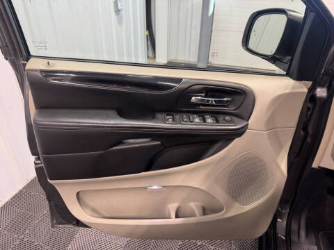 2016 Chrysler Town and Country Limited