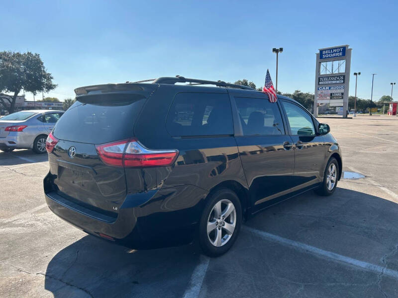 2015 Toyota Sienna LE photo 18