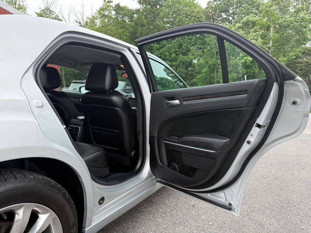 2019 Chrysler 300 37