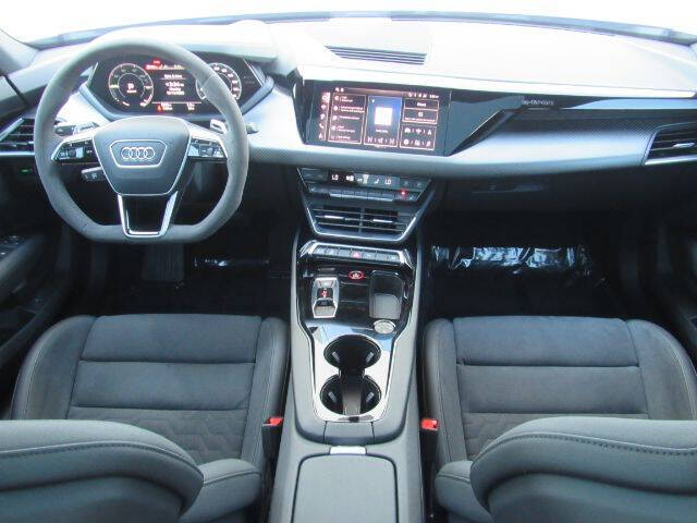 2024 Audi e-tron GT quattro Premium Plus