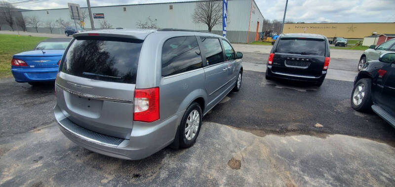 2013 Chrysler Town & Country Touring photo 3