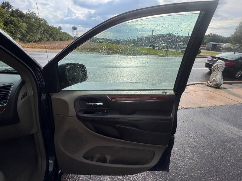 2014 Chrysler Town and Country Touring-L