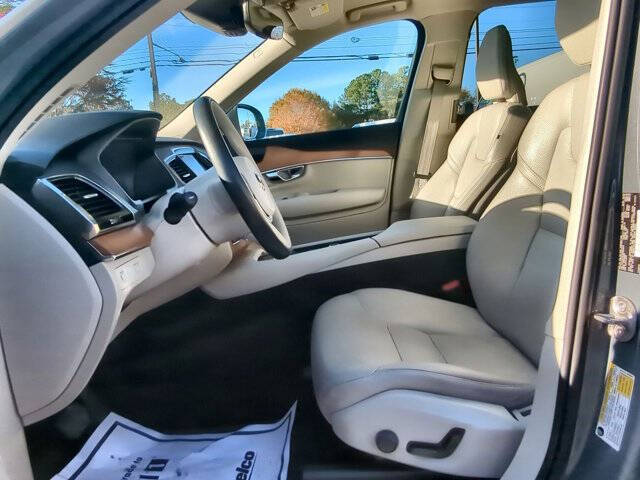 2022 Volvo XC90 T6 Momentum 6-Passenger