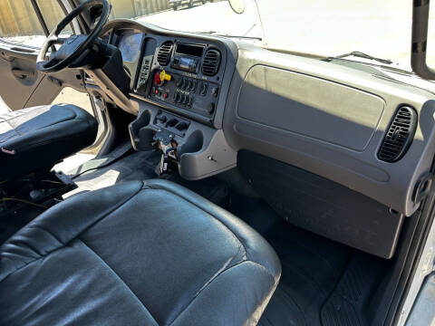 2012 Freightliner M2 106