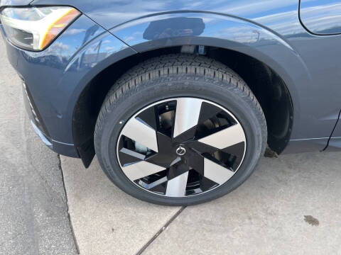 2025 Volvo XC60 T8 Plus Dark Theme