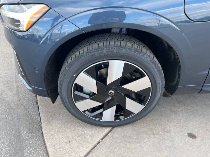 2025 Volvo XC60 T8 Plus Dark Theme