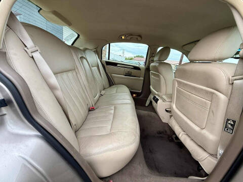 2003 Lincoln Town Car Executive
