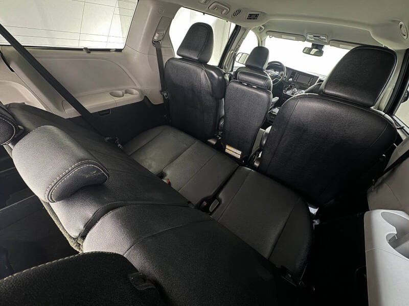 2018 Toyota Sienna SE Premium 8-Passenger