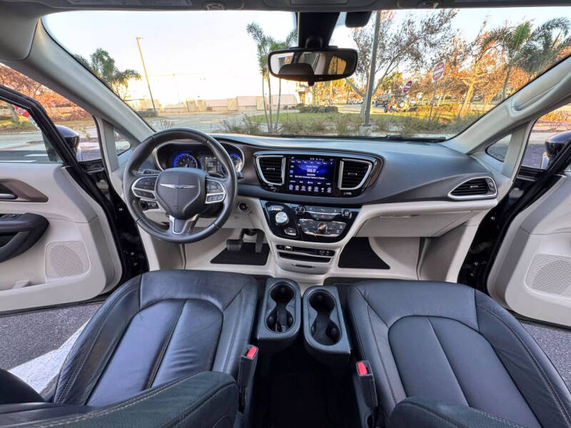 2017 Chrysler Pacifica Touring-L