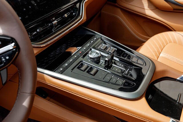 2025 Aston Martin DBX 707