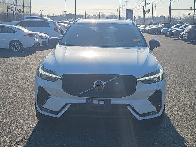 2024 Volvo XC60 B5 Ultimate Dark Theme