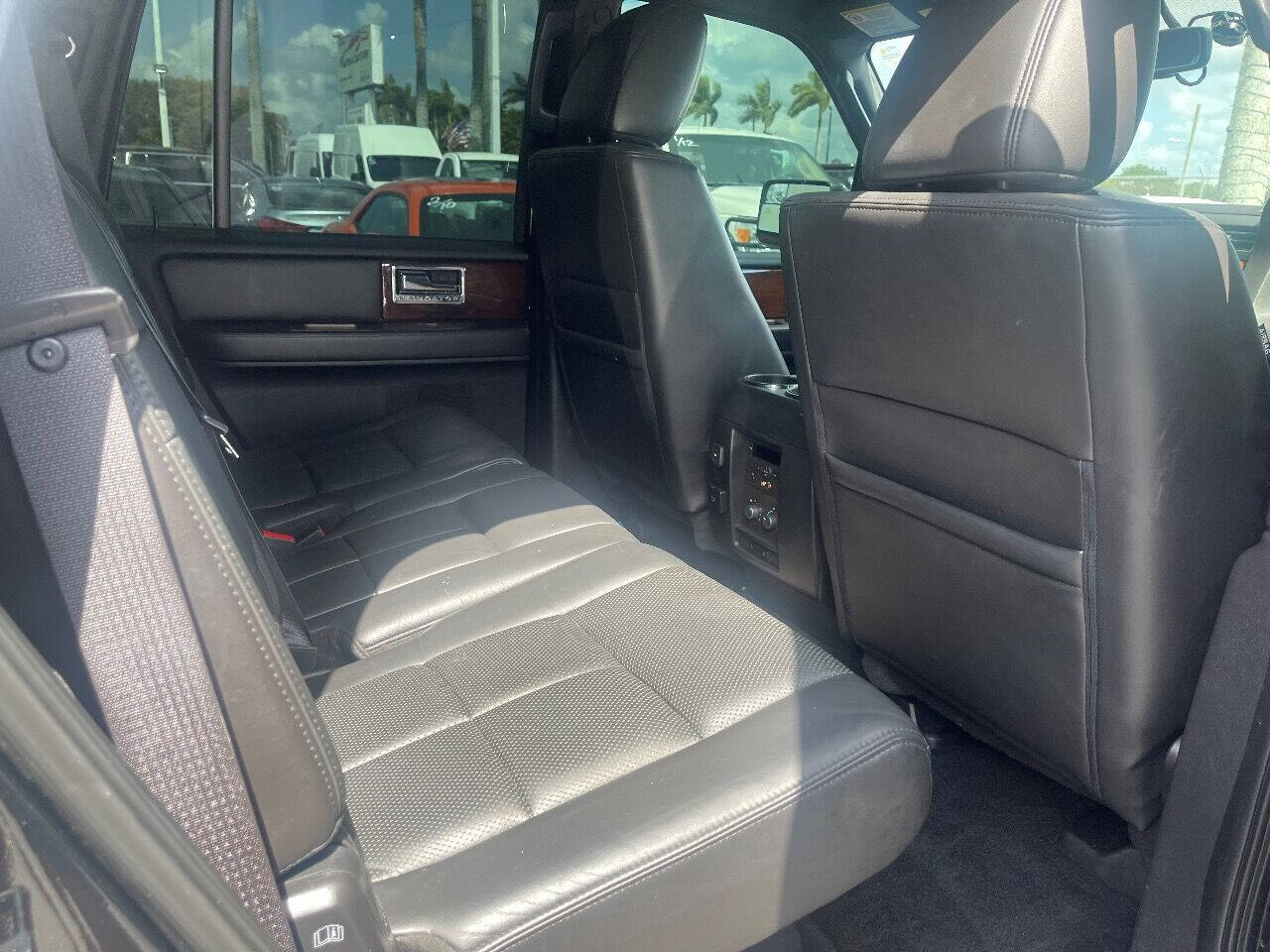 2014 LINCOLN Navigator SUV / Crossover - $15,900