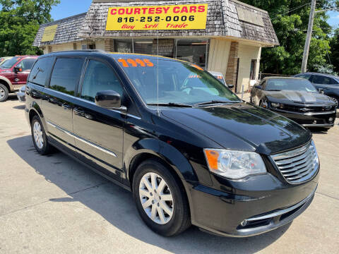 2016 Chrysler Town and Country for sale at Courtesy Cars in Independence MO