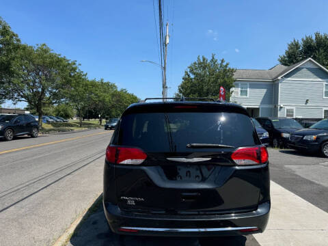 2017 Chrysler Pacifica Touring-L