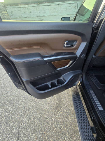 2017 Nissan Titan Platinum Reserve