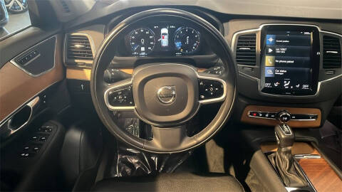 2021 Volvo XC90 T6 Momentum 6-Passenger