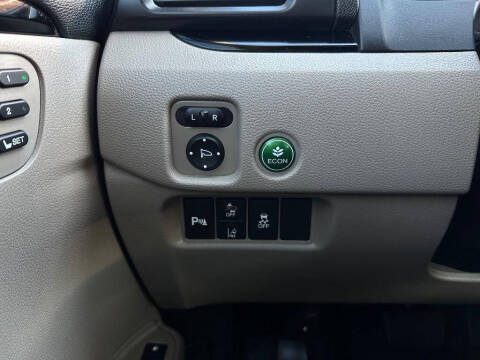 2022 Honda Pilot Touring w/Rear Captain's Chairs