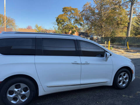 2017 Chrysler Pacifica Touring-L Plus