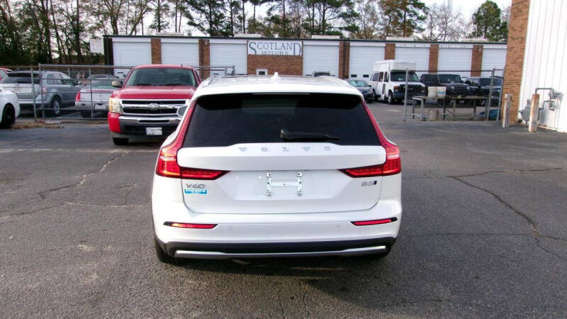 2025 Volvo V60 Cross Country B5 Plus