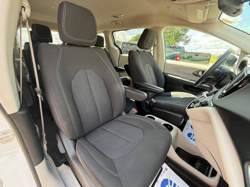 2023 Chrysler Voyager LX