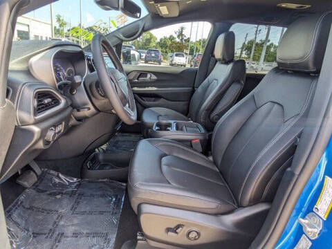 2027 Chrysler Pacifica Select