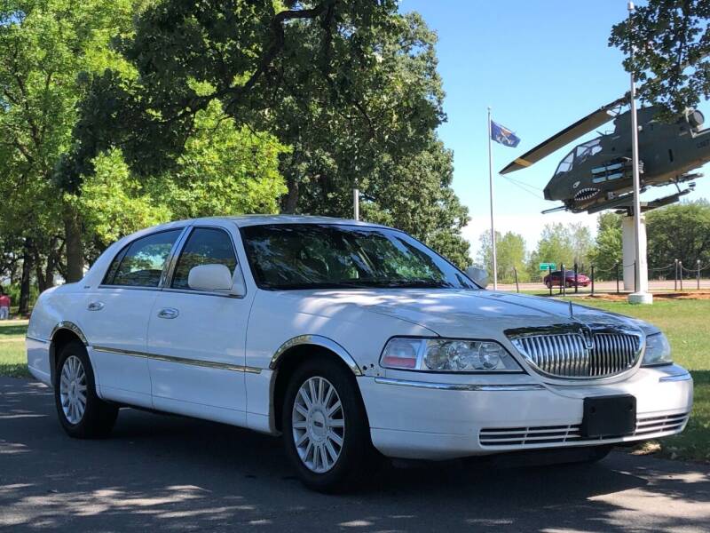 2005 Lincoln Town Car for sale at Every Day Auto Sales in Shakopee MN