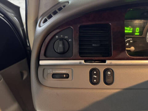 2005 Lincoln Town Car Signature Limited