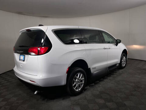 2024 Chrysler Voyager LX