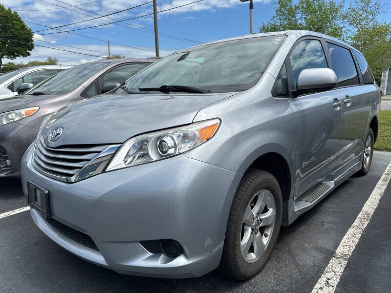 2016 Toyota Sienna LE's photo