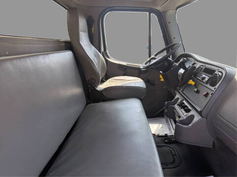 2021 Freightliner M2 106